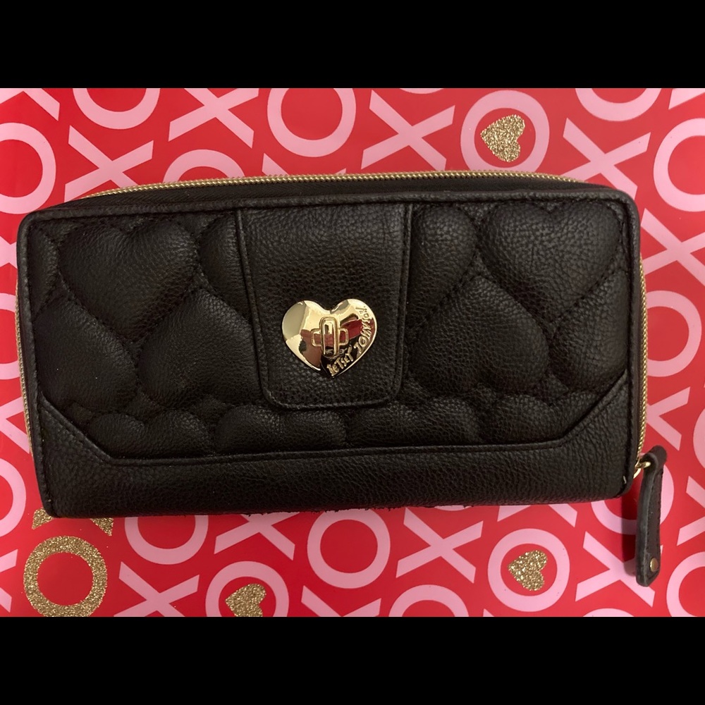 Betsey Johnson heart quilted wallet 🖤